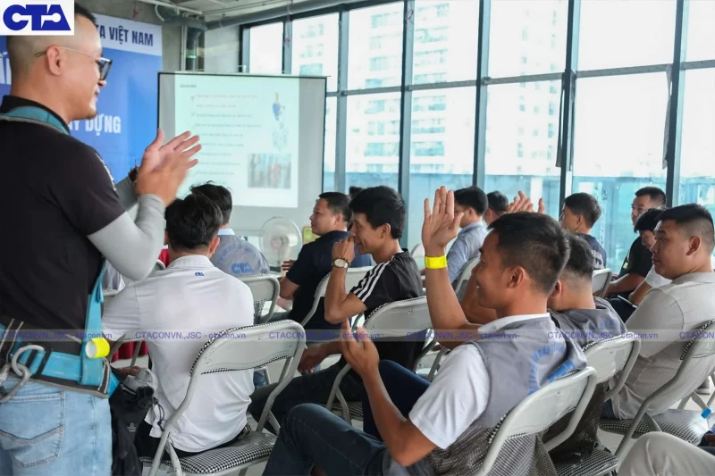 Chuyên gia đặt câu hỏi trong buổi học tương tác cùng với các cán bộ nhân viên của CTA Group