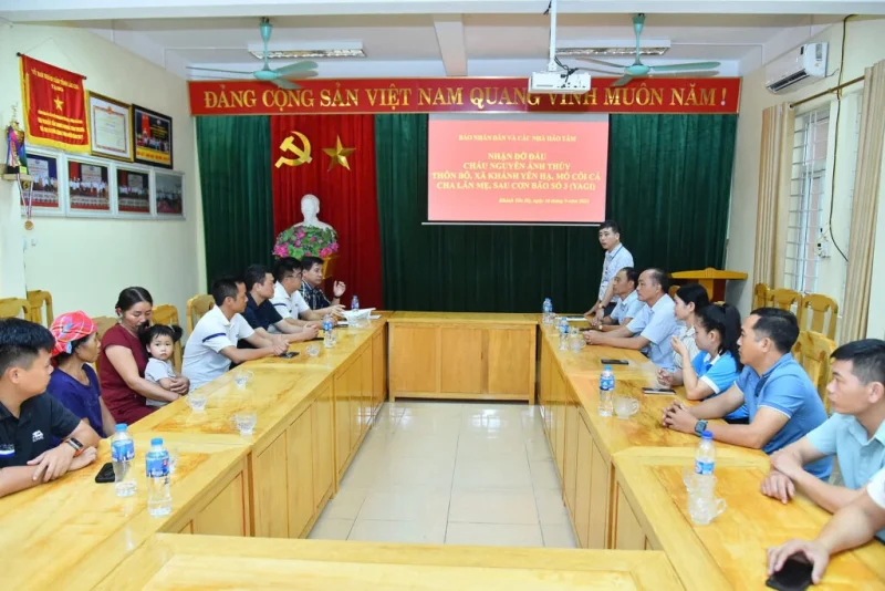 Buổi thăm và tặng quà cháu Thuỷ tại cơ quan xã Khánh Yên Hạ, huyện Văn Bàn, tỉnh Lào Cai