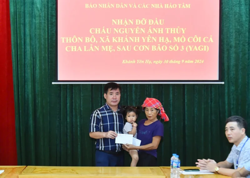 Văn phòng Đại diện Báo Nhân Dân tại Lào Cai tặng quà hai bà cháu bé Nguyễn Ánh Thủy