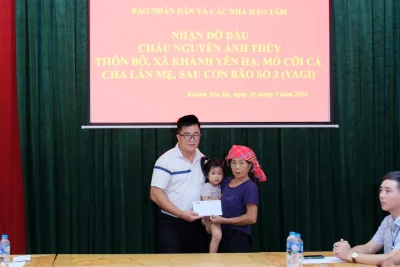 Đại diện Công ty Cổ phần Đầu tư Xây dựng CTA Việt Nam tặng quà hai bà cháu bé Thuỷ.