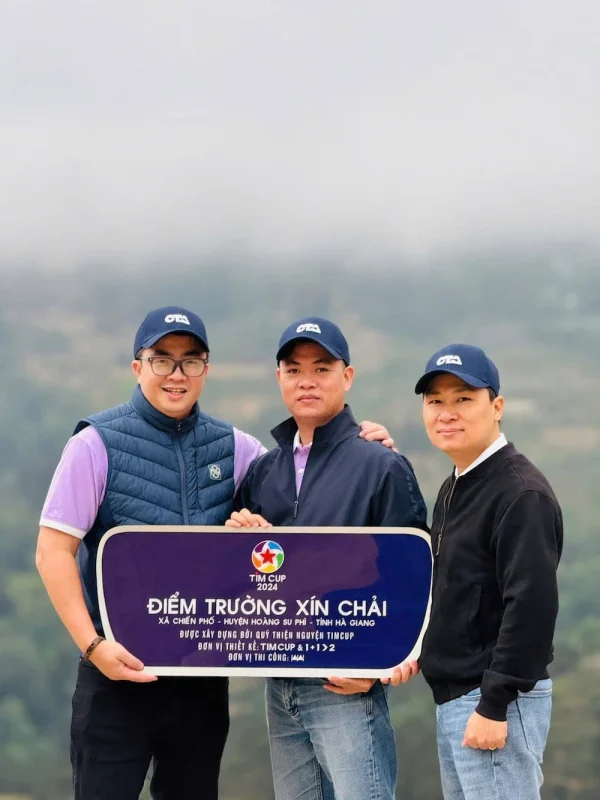 Ban lãnh đạo CTA Việt Nam tại buổi lễ khánh thành điểm trường Xín Chải