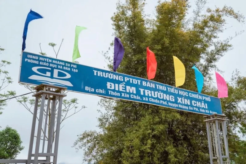 Cổng điểm trường Xín Chải