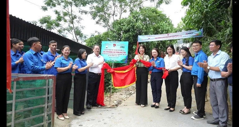 Khánh thành công trình tu sửa đường giao thông nông thôn.