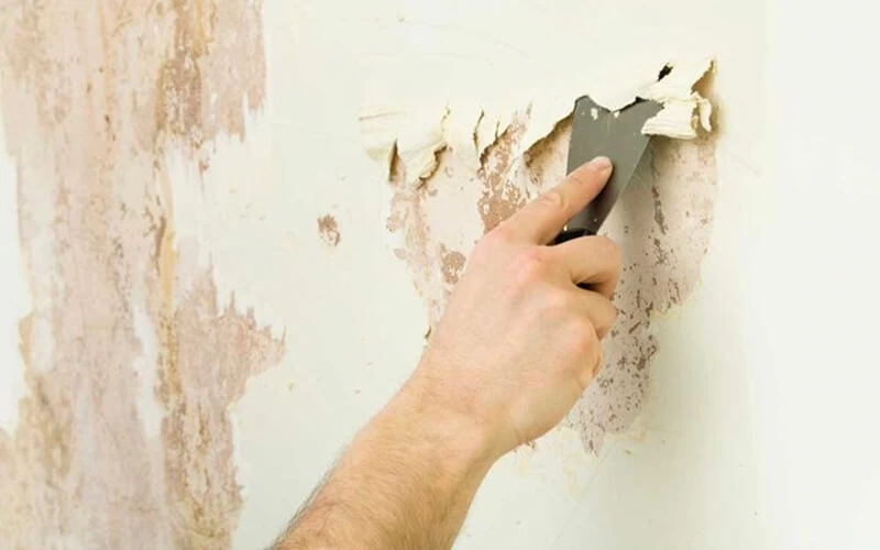 Xử lý bề mặt tường cũ là bước 1 trong quy trình sơn bả tường cũ, rất quan trọng