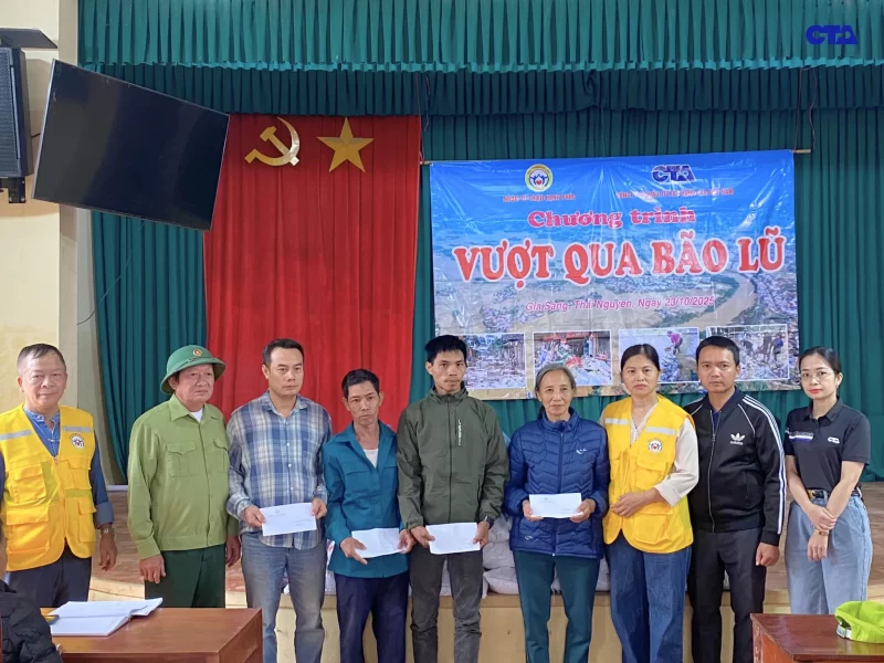 Đại diện trao hỗ trợ tiền mặt cho một trong 4 hộ gia đình có hoàn cảnh đặc biệt khó khăn.