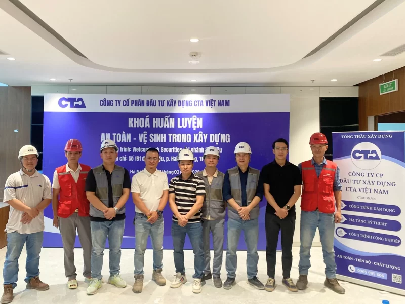 Thầy giáo và Ban quản lý dự án tại Buổi huấn luyện