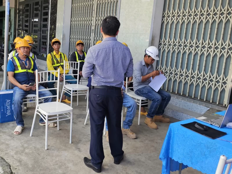 100% anh em công nhân đã có mặt đầy đủ, tập trung lắng nghe và thảo luận