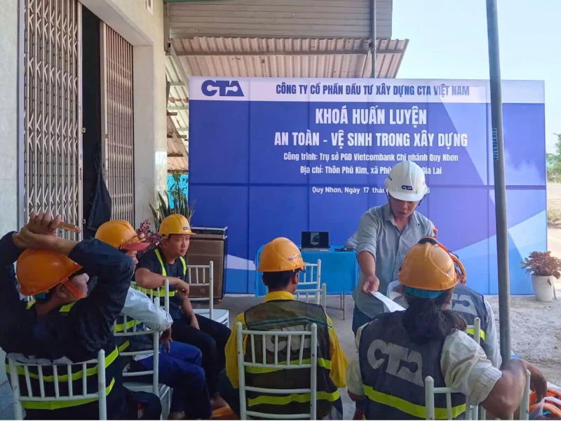 Toàn bộ công nhân đã thực hiện bài kiểm tra (test) đánh giá kiến thức ngay tại chỗ